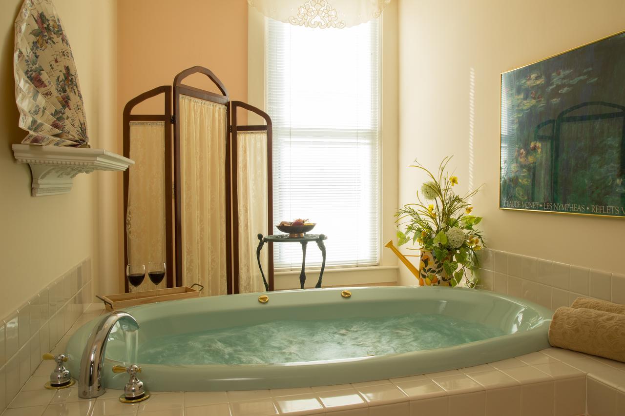 Astor House Bed and Breakfast Green Bay Exteriör bild